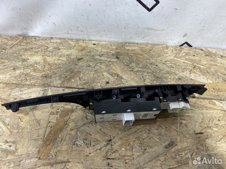 Кнопка стеклоподъемника передняя правая Hyundai