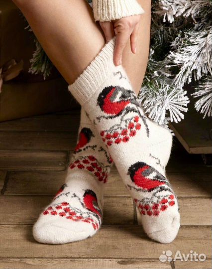 Шерстяные носки и варежки снегири