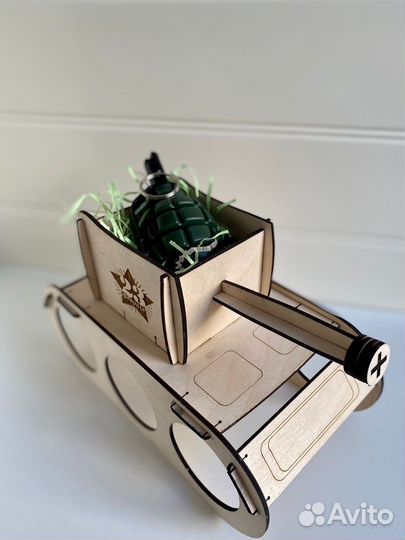 Подарок мужчине на 23 февраля с учебной гранатой