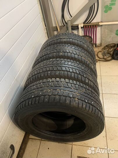 Dunlop SP Winter Ice 01 215/65 R16