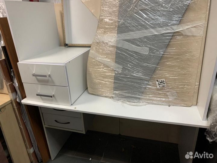 Стол с подвесными ящиками белый