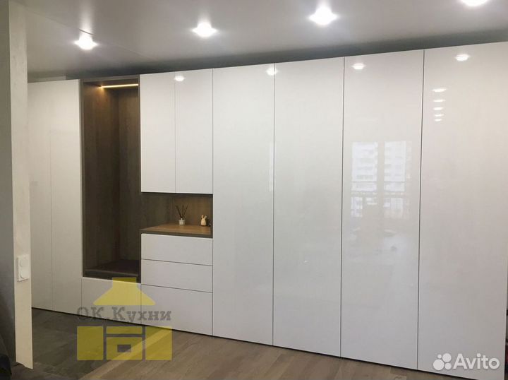 Книжный шкаф