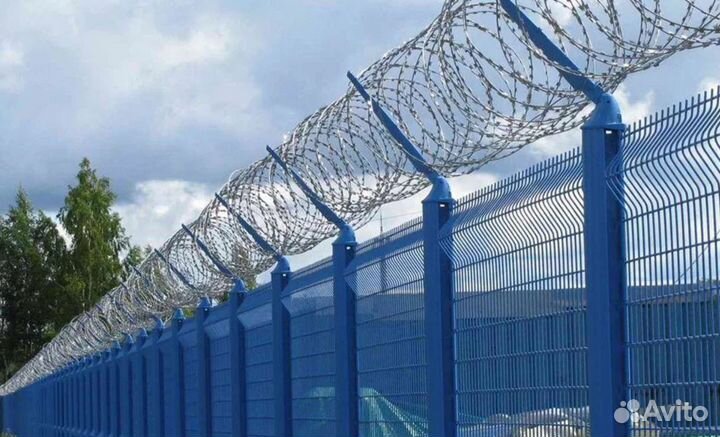 Забор металлический с металлическими столбами под