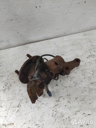 Поворотный кулак передний левый Nissan Almera N16