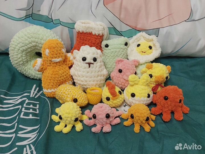 Много вязаных игрушкек
