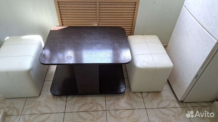 Стол с выдвижными пуфиками