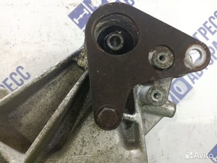 Кронштейн кабины передний правый Renault Premium