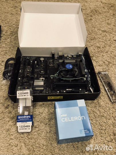 Материнская плата с процессором и памятью