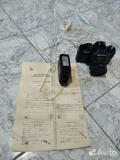 Фотоаппарат Зенит с объективом и вспышкой. СССР