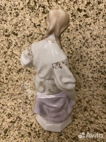 Фарфоровые статуэтка