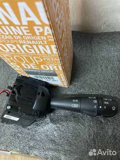 Подрулевой переключатель 8201167981 новый renault