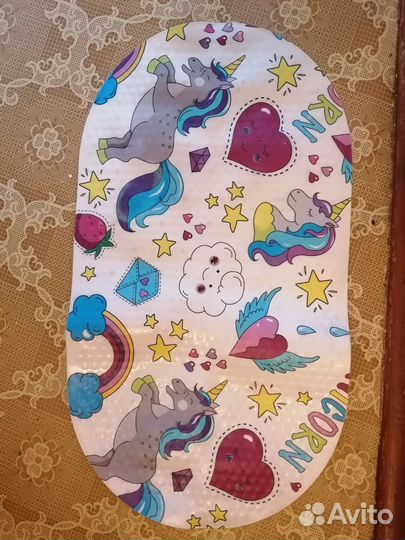 Противоскользящий коврик в ванну