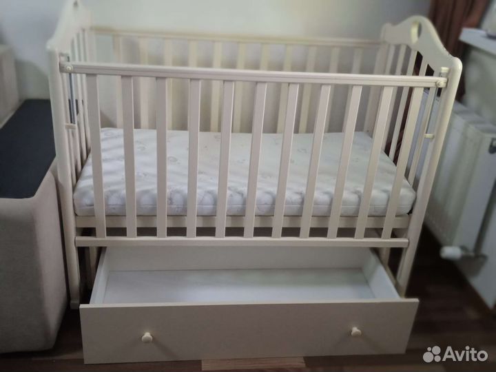 Детская кроватка с маятником