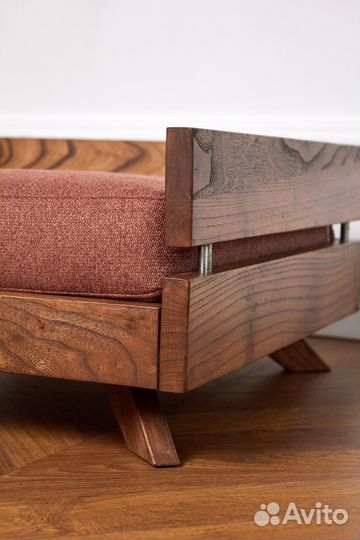 Эстетичная лежанка для собак и кошек из дерева