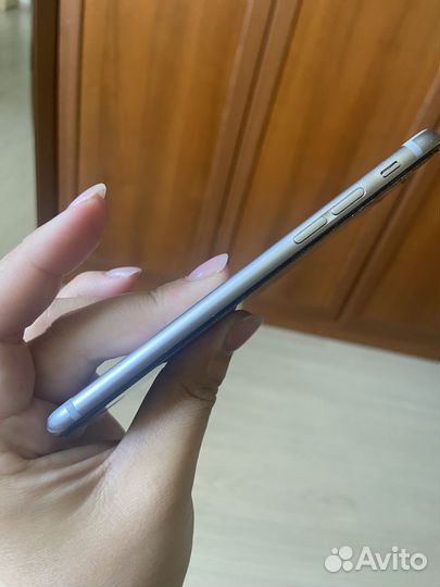 Телефон iPhone 6 работает