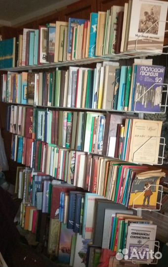 Металлическая переносная полка для книг