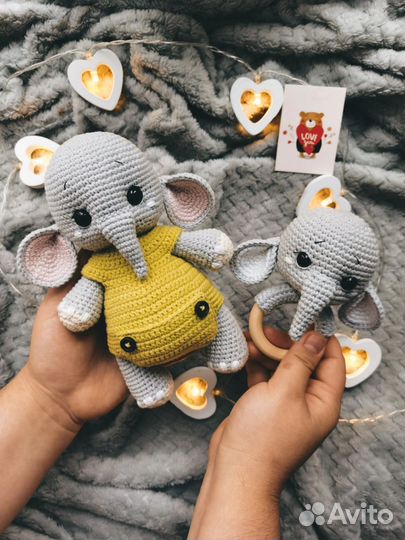 Вязаная игрушка и погремушка
