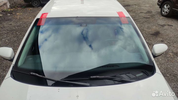 Лобовое стекло VW Jetta VI (2010)