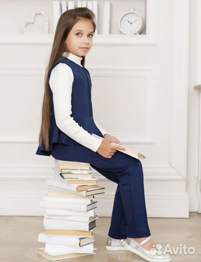 Школьный костюм для девочки 134рост. Новый