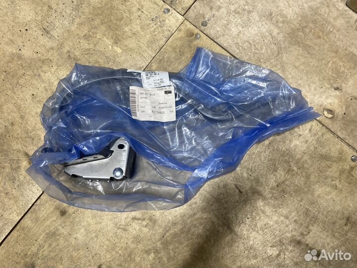 Петля багажника правая Volkswagen Polo 6RF827302A