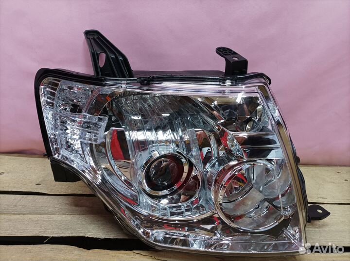 Фара правая Mitsubishi Pajero 4 2006