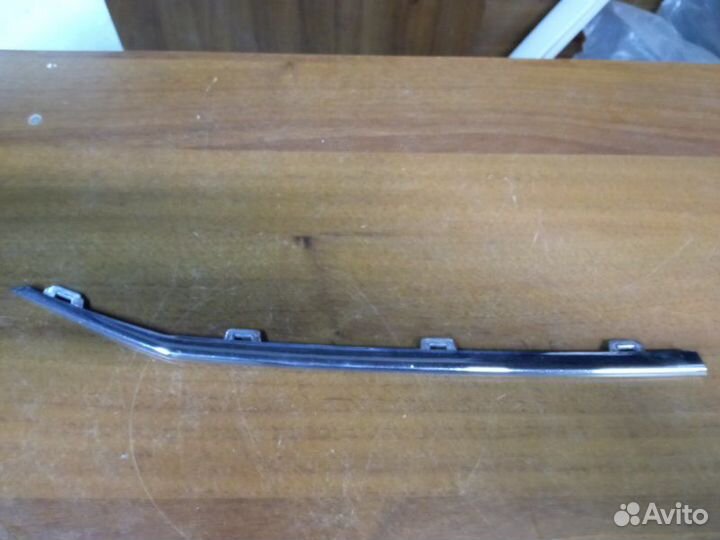 Молдинг решетки радиатора правый Volkswagen Polo