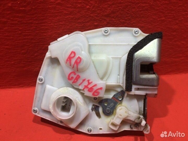 Замок двери задний правый Suzuki Splash 1 K12B