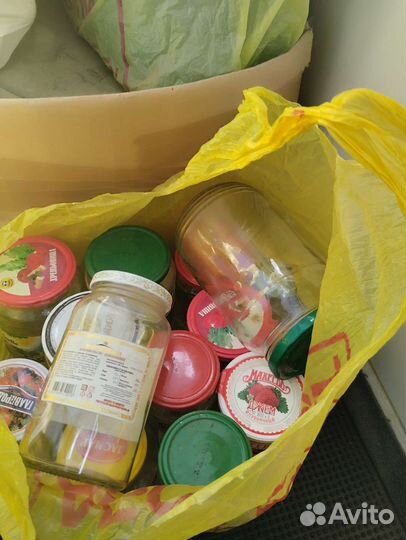 Пустые банки с крышками разных размеров