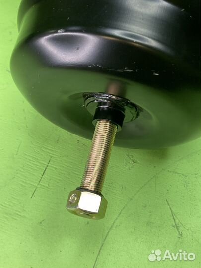 Энергоаккумулятор дискового тормоза правый \MB 930