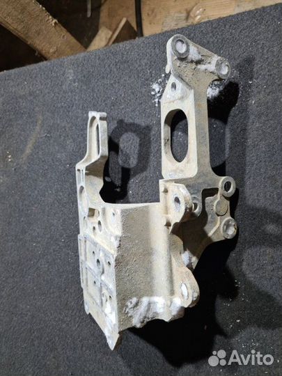 Крепление аккумулятора Nissan Qashqai J10 MR20DE