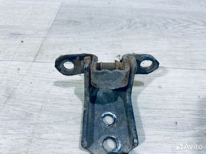 Петля двери передняя правая Nissan Armada SUV