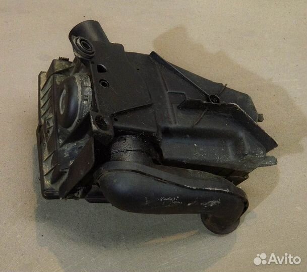 Корпус воздушного фильтра VW Passat B3