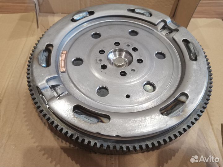 Маховик двухмассовый VAG/Luk/ 415062010 Luk