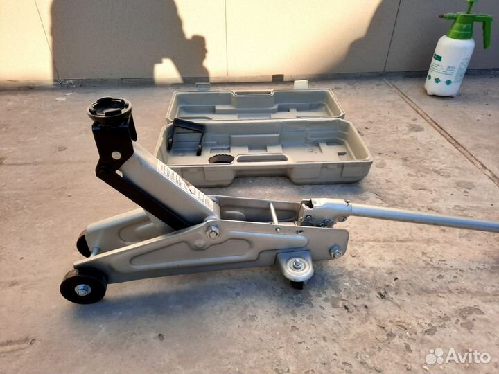 Домкрат гидравлический подкатной 2т