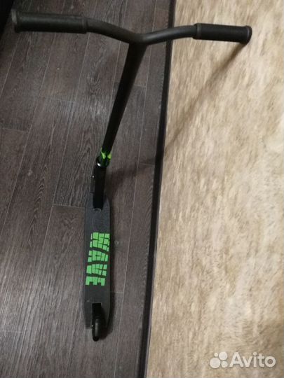 Самокат зелёный трюковой