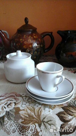 Чайники, блюдца, сахарница, чашки