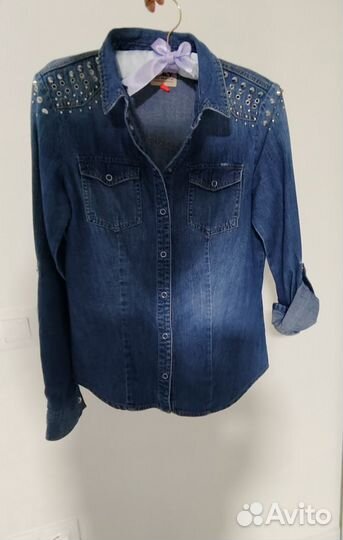 Джинсовая рубашка с шипами
