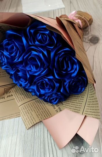 Розы из атласных лент в букете и коробках