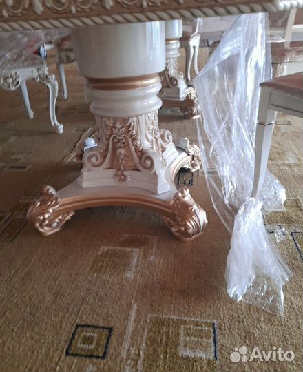 Стол и стулья