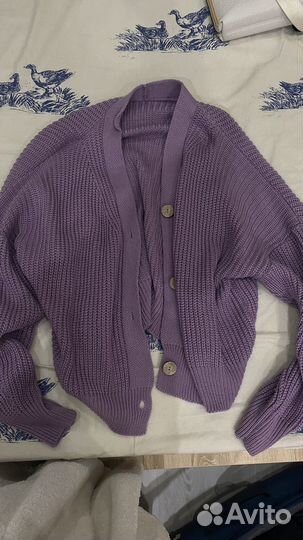 Чемодан летних вещей в не очень хорошем состоянии