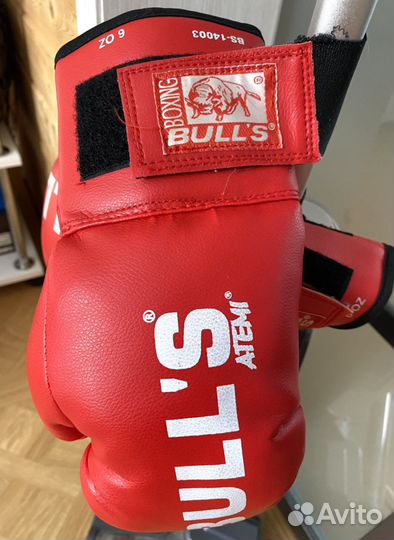 Боксерский шлем с перчатками