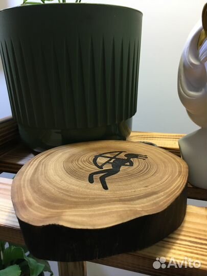 Знаки зодиака (стрелец, водолей) на спиле дерева