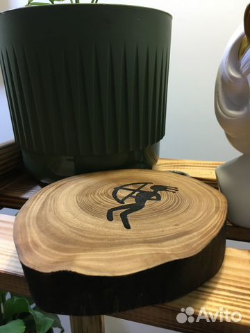 Знаки зодиака (стрелец, водолей) на спиле дерева