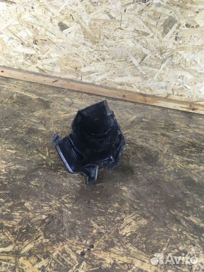 Кронштейн птф передний правый Toyota Land Cruiser