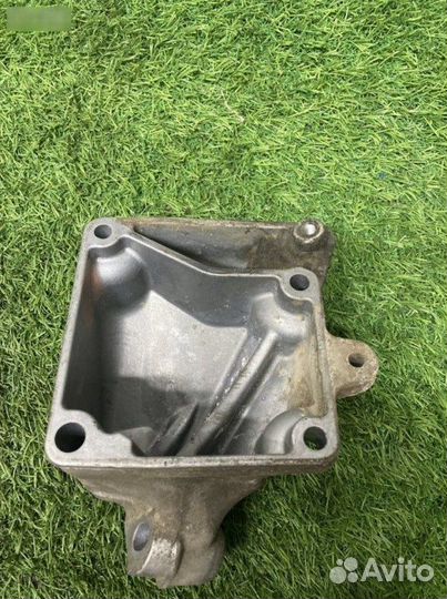 Кронштейн двигателя Mercedes-Benz M-Class W164