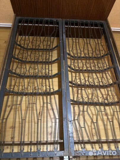 Кровать с металлическими пружинами