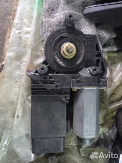 Мотор стеклоподъемника передний правый Skoda