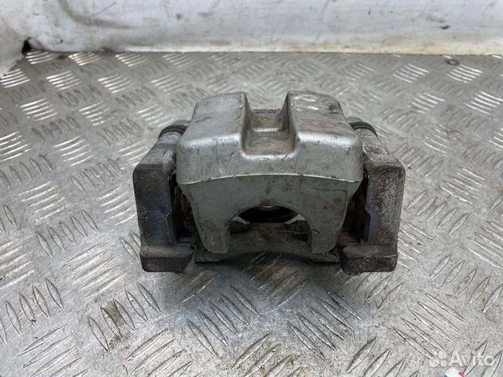 Суппорт тормозной задний левый Toyota Camry V50