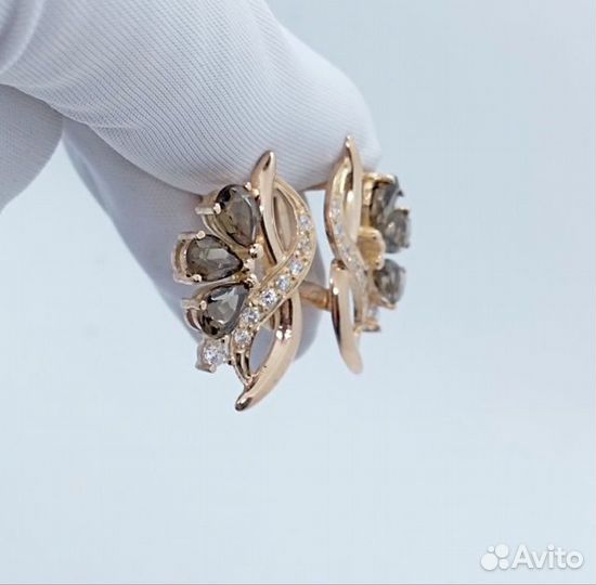 Золотые серьги с камнем