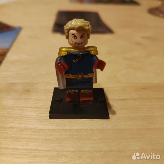 Пацаны стыкуются с Лего (The boys)